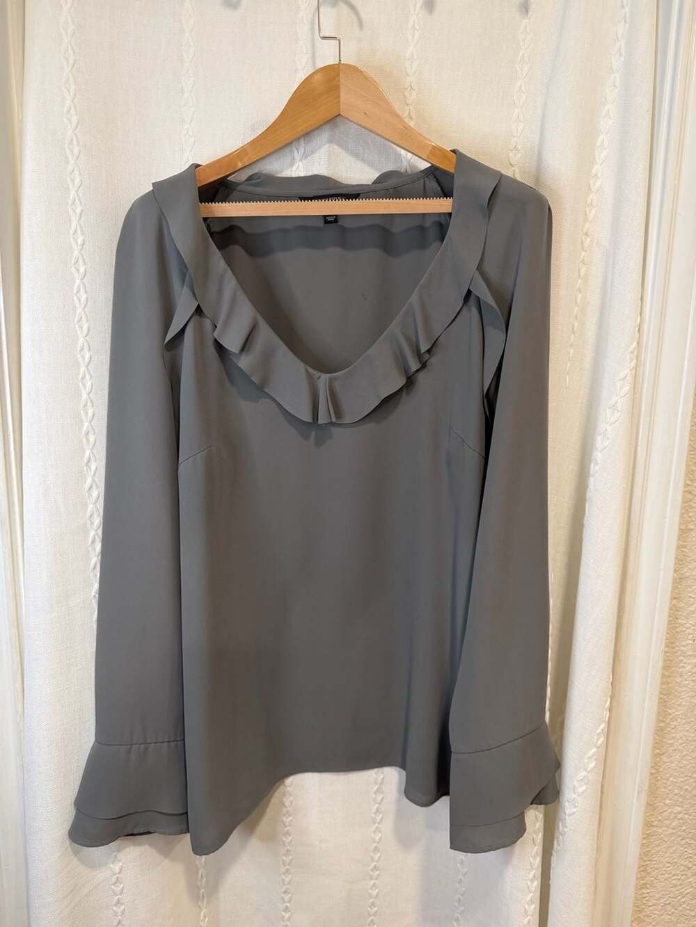 Banana Republic Womens Large Gray Ruffle V Neck Blouse Bell Sleeve Work Top